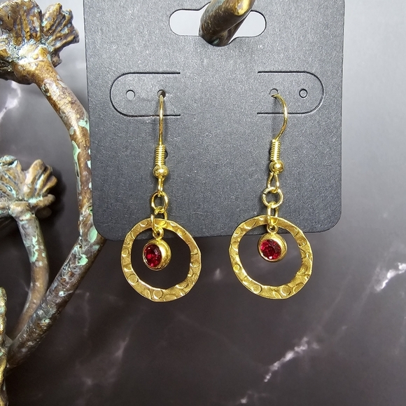 Drop earrings with red rhinestone hanging in brass embossed hollow round disc - Picture 3 of 3